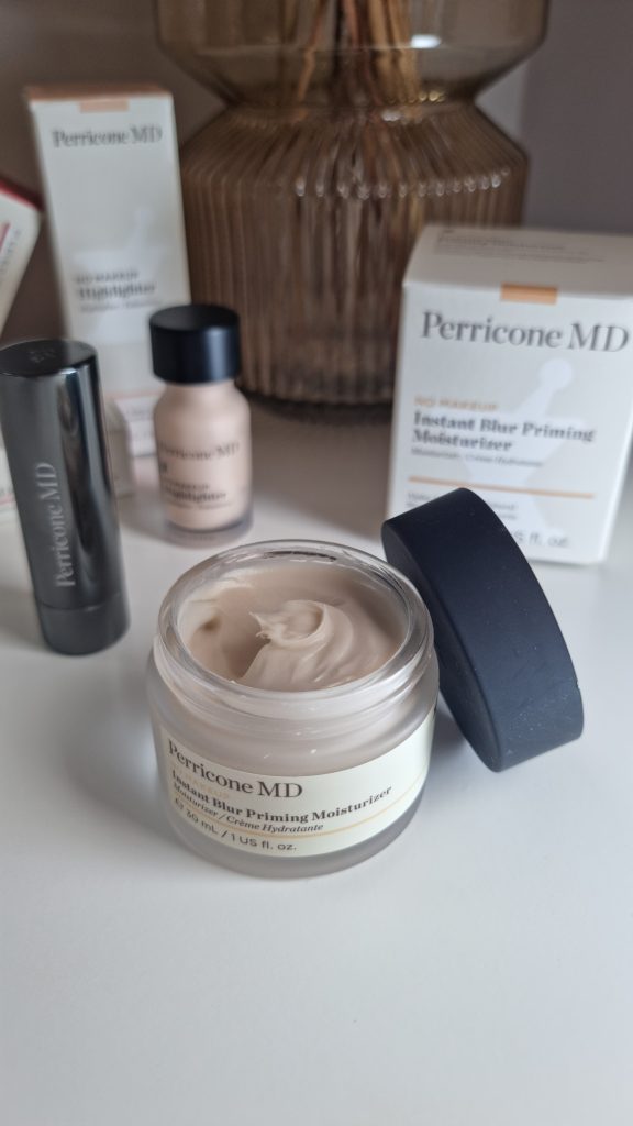 Perricone Instant Blur Priming Moisturiser
https://www.awin1.com/cread.php?awinmid=21121&awinaffid=736771&ued=https%3A%2F%2Fwww.perriconemd.co.uk%2Fno-makeup-instant-blur-priming-moistuser%2F14020626.html